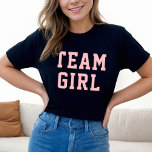 Team Flicka  Rosa Baby Gender Reveal Party T-shirt<br><div class="desc">Ljus rosa sportisk "Team Girl"-dam-T-skjorta i sportslig skrift på svart</div>
