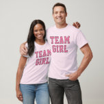 Team Girl Rosa Baby Gender Reveal Party T-shirt<br><div class="desc">Rosa sportisk "Team Girl"-manarnas skjortskjorta med sportsbrev</div>
