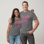 Team Girl Rosa Baby Gender Reveal Party Tee Shirt<br><div class="desc">Rosa sportisk "Team Girl"-manar-skjorta med sportsbrev på mörk grått</div>
