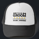 Team Groom Anpassningsbar Groomsman Keps<br><div class="desc">Team Groom | Groomsman | Bachelor | Svartvit Hat namn och rollen som gruppgrupp kan lätt vara personlig med namn i era grupperingar, till exempel groom, bäste man, groomsman, Far i Groom med flera. En snyggt och modern utformning av en grupp för en möhippa, en kandidat eller en morgon i...</div>