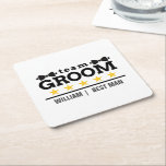 Team Groom Best Man Underlägg Papper Kvadrat<br><div class="desc">Fira din bröllop-trupp i stil med den här personligen "Team Groom" underlägg, med fet svart och guld-accent, bucksbunden grafik och anpassningsbar. Lägg till din bäste mans namn och roll för att skapa en praktisk keepé som han kommer att uppskatta långt efter den sista skålen. Den här underlägg är idealisk för...</div>