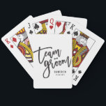 Team Groom Bow Tie Bachelor Party Bröllop Anpassni Casinokort<br><div class="desc">Den här designen har ett modernt och fetstilt svart "teamgroom"-skript för borstad kalligrafi med en snyggt som har en böjningstidsaccent på en klassisk elfenbensvit bakgrund. Bakgrunden färg kan ändras till valfritt färg. Du kan enkelt lägga till mer text/info/information och/eller foton till den här produkten. Fler teckensnitt och redigeringsfunktioner för stilar...</div>
