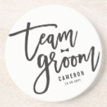 Team Groom Bow Tie Bachelor Party Bröllop Anpassni Underlägg<br><div class="desc">Den här designen har ett modernt och fetstilt svart "teamgroom"-skript för borstad kalligrafi med en snyggt som har en böjningstidsaccent på en klassisk elfenbensvit bakgrund. Bakgrunden färg kan ändras till valfritt färg. Du kan enkelt lägga till mer text/info/information och/eller foton till den här produkten. Fler teckensnitt och redigeringsfunktioner för stilar...</div>