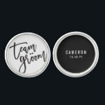 Team Groom Bow Tie Bachelor Party Bröllop Cufflink Cufflinks<br><div class="desc">Den här designen har ett modernt och fetstilt svart "teamgroom"-skript för borstad kalligrafi med en snyggt som har en böjningstidsaccent på en klassisk elfenbensvit bakgrund. Bakgrunden färg kan ändras till valfritt färg. Du kan enkelt lägga till mer text/info/information och/eller foton till den här produkten. Fler teckensnitt och redigeringsfunktioner för stilar...</div>
