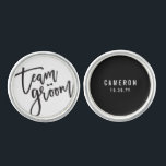 Team Groom Bow Tie Bachelor Party Bröllop Cufflink Cufflinks<br><div class="desc">Den här designen har ett modernt och fetstilt svart "teamgroom"-skript för borstad kalligrafi med en snyggt som har en böjningstidsaccent på en klassisk elfenbensvit bakgrund. Bakgrunden färg kan ändras till valfritt färg. Du kan enkelt lägga till mer text/info/information och/eller foton till den här produkten. Fler teckensnitt och redigeringsfunktioner för stilar...</div>