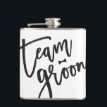 Team Groom Bow Tie Bachelor Party Bröllop-kolv Fickplunta<br><div class="desc">Den här designen har ett modernt och fetstilt svart "teamgroom"-skript för borstad kalligrafi med en snyggt som har en böjningstidsaccent på en klassisk elfenbensvit bakgrund. Bakgrunden färg kan ändras till valfritt färg. Du kan enkelt lägga till mer text/info/information och/eller foton till den här produkten. Fler teckensnitt och redigeringsfunktioner för stilar...</div>