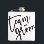Team Groom Bow Tie Bachelor Party Bröllop-kolv Fickplunta<br><div class="desc">Den här designen har ett modernt och fetstilt svart "teamgroom"-skript för borstad kalligrafi med en snyggt som har en böjningstidsaccent på en klassisk elfenbensvit bakgrund. Bakgrunden färg kan ändras till valfritt färg. Du kan enkelt lägga till mer text/info/information och/eller foton till den här produkten. Fler teckensnitt och redigeringsfunktioner för stilar...</div>