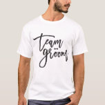 Team Groom Bow Tie Bachelor Party Bröllop T-shirt<br><div class="desc">Designad av tjock*fa*tin. Enkel att anpassa med egen text,  bild eller bild. Kontakta tjock*fa*tin direkt om du vill ha anpassningsbar. Avgifter för anpassningsbar gäller. www.zazzle.com/fat_fa_tin www.zazzle.com/color_therapy www.zazzle.com/fatfatin_blue_knot www.zazzle.com/fatfatin_red_knot www.zazzle.com/fatfatin_mini_me www.zazzle.com/fatfatin_box www.zazzle.com/fatfatin_design www.zazzle.com/fatfatin_ink.</div>