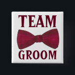 TEAM GROOM Bröllop Marskalkars Bow Bowtie Best Man Knapp<br><div class="desc">Innehåller en originalmarkörillustration av en burgundsbåge med TEAM GROOM i ett typsnitt av roligten. Designer är tillgänglig för att skapa och överföra anpassad design så att det matchar färg och teman för bröllop eller händelsen. Klicka på Fråga denna designer om du vill börja designen processaa! Ser du inte vad du...</div>
