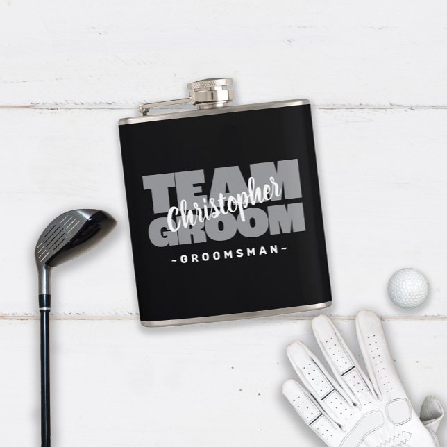 Team Groom Groomsman Bröllop Namn Party Black Gråt Fickplunta (Team Groom Groomsman Wedding Name Party Black Gray Flask Available in 6 oz. or 8 oz sizes.)