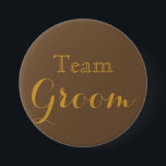 Team Groom guld Bröllop Knapp<br><div class="desc">Det här är lila bröllop gruppknappar med skuggtext i Guld. Det är bäst för brudens sida att bära på bachelorette-festen,  möhippa,  bröllop,  möhippor,  luncheons och repetitionsmiddag.</div>