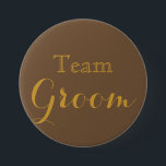 Team Groom guld Bröllop Knapp<br><div class="desc">Det här är lila bröllop gruppknappar med skuggtext i Guld. Det är bäst för brudens sida att bära på bachelorette-festen,  möhippa,  bröllop,  möhippor,  luncheons och repetitionsmiddag.</div>