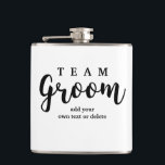 Team Groom Modern bröllopsfavoriter för Marskalkar Fickplunta<br><div class="desc">TEAM Groom gynnar dina marskalkar och din bröllopsfest. Anpassa genom att lägga till namn, datum, plats osv. Kan också ändras till "Groom Squad", "Groom Crew" etc. Perfekt för att få ditt "team" upphetsat över ditt stora bröllop firande - gör också ett underbart reklamparti till fördel. Ändra färg i bakgrunden genom...</div>