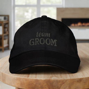 Team Groom Modern Simple Typography Bröllop Broderad Keps
