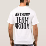 Team Groom Quote Black Simple Groomsman Monogram T Shirt<br><div class="desc">Var en enad front för era bröllop-evenemang, från förlovningsfesten till ert kandidatparti och mycket annat. De här skjortorna kommer att visa kärlek och stöd för Groom-to-be. Den här designen har anpassningsbar-stil för sanserif-typsnitt med citatet "Team Groom" tillsammans med ett monogram namn och "Groomsman, " på framsidan. Det här är en...</div>