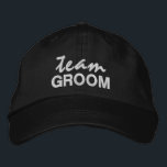 Team GROOM rolig nyhet svart script bröllopssällsk Broderad Keps<br><div class="desc">Fira i stil med denna anpassade team GROOM broderade basebollmössa. Perfekt för alla i ditt bröllopssällskap.</div>