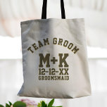 Team Groom Sporty Groomsmaid Bröllop Tote Bag Tygkasse<br><div class="desc">Alla Groomsmaid kommer att behöva sina speciella bröllop-tuttar för att få in sak i bröllop. Lägg till hennes namn,  din initialer och bröllop-dejt och låt henne fylla det med saker.</div>