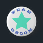 TEAM GROOM | Stort stjärna-knapp Knapp<br><div class="desc">NewparkLane - Roligt Fars dag Buton, med en stor tealstjärna och TEAM GROOM-slogan, i roligt modern typografi i marinblått. Det är enkelt att anpassa Zazzle med egen personlig för att få en design. Alla textstorlekar stil, färg, kan ändras för att passa dina behov. Kolla in Stars Collection om du vill...</div>