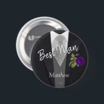 Team Groom Tuxedo Kostym - Lila Ro Knapp<br><div class="desc">Bröllopsfest Button Stift. Perfekt för gruppens bröllopsfest och familjemedlemmar. Exempel på anpassning: Mor från brudgummen, farmor från brudgummen, far från brudgummen, inklusive bror, syster, dotter, son, mormor, farfar, moster, farbror etc. även far av brudgummen, brudgummen, maid of honor, bäste man, groomsman osv. Underbar för Bröllop, repetitionsmiddagar, mottagningar, möhippa osv. ⭐...</div>