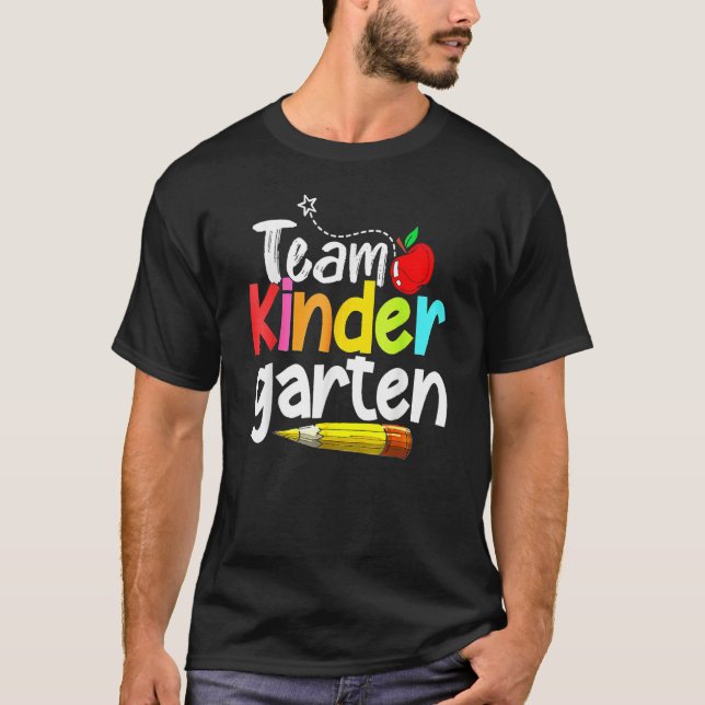 Team Kindergarten Happy Back To School Teacher Stu T Shirt (Framsida)