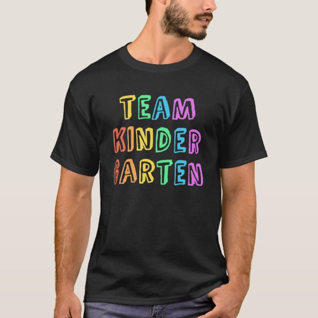 TEAM KINDERGARTEN Reading Teacher Kinder Reader Cr T Shirt (Framsida)