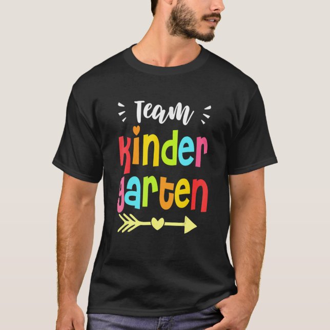 Team Kindergarten Squad Teacher Back to school T Shirt (Framsida)