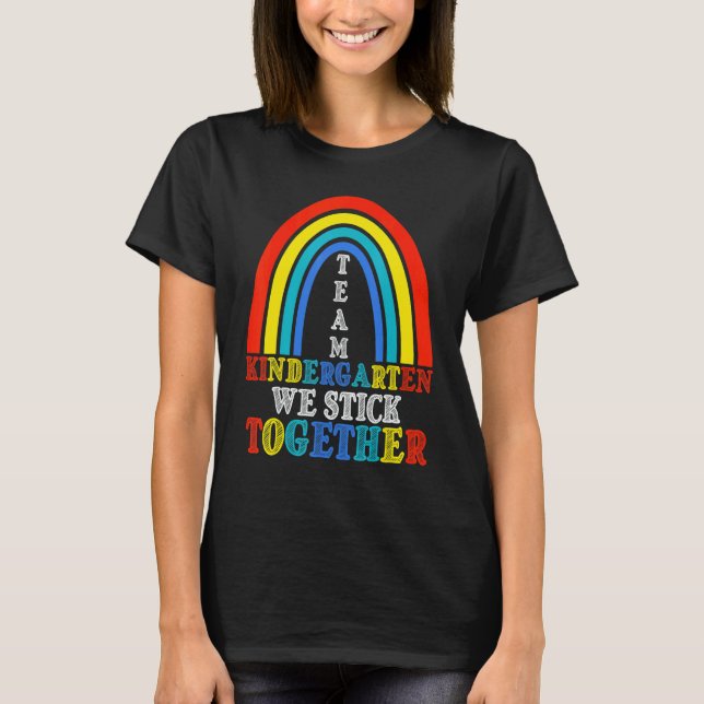 Team Kindergarten We Stick Together Back To School T Shirt (Framsida)