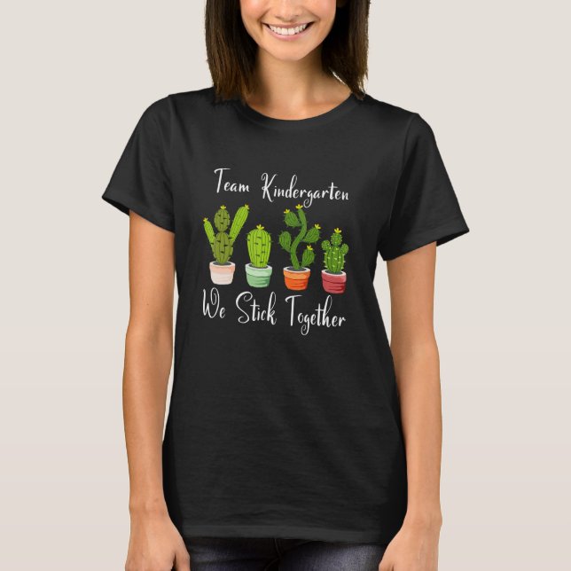 TEAM KINDERGARTEN We Stick Together Cactus Teacher T Shirt (Framsida)