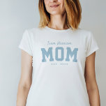 Team mamma sportisk, enkel personlig blå t shirt<br><div class="desc">Designad för att samordna med Lea Delaveris Design-skjortan för skjortor för spädbarn, är mamma-skjortan en perfekt för en ny mamma eller mamma att bli. Även underbar till bäran till babyduschen har den här sportiska t-shirt-designen ett "team namn" i blått skript, tillsammans med ett djärvt "mamma" och fastställt datum. Hitta mer...</div>