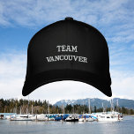 Team Namn Broderad Keps<br><div class="desc">Team Embroiderade Baseball Cap med Namn of City, Town, Land eller någon ord. Baseball Cap visas i svart med vit broderi. För att anpassa sig bör du helt enkelt sätta in Namn, eller andra ord, i vår enkla mall och ersätta ord Vancouver. Det finns ytterligare färg.</div>
