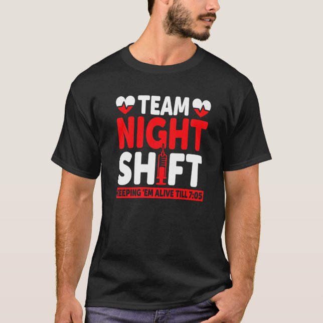 Team Night Shift Keepin Em Alive till 705 sjuksköt T Shirt (Framsida)
