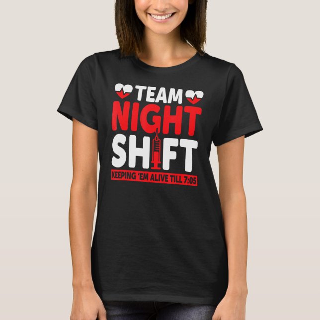 Team Night Shift Keepin Em Alive till 705 sjuksköt T Shirt (Framsida)