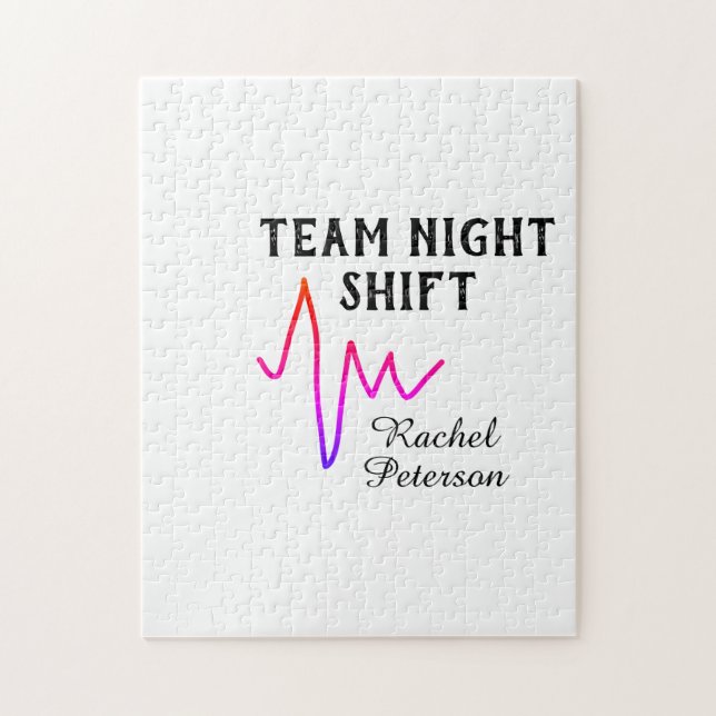 Team night shift nurse doctor medical name heart l pussel (Vertikal)