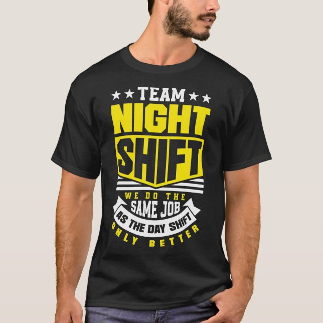 Team Night Shift Worker över natten Shift Funny T Shirt (Framsida)