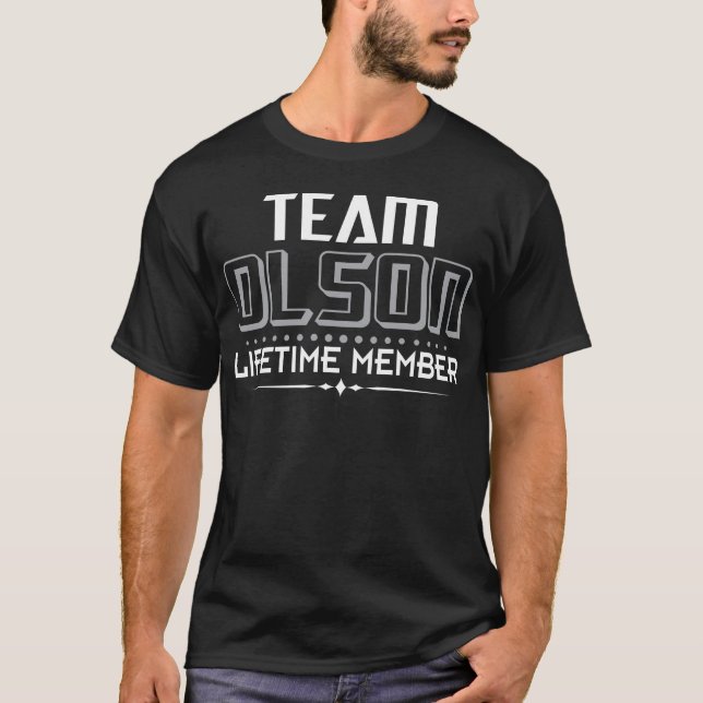 Team OLSON Life Time Member Family Namn Gift T Shirt (Framsida)