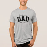 Team pappa, sportig enkel familj namn t shirt<br><div class="desc">Designad för att samordna med Lea Delaveris Design-skjortan för skjortor för skjortor för spädbarn, är den här pappa-skjortan en perfekt för en ny pappa eller pappa att bli. Även underbar till bäran till babyduschen har den här sportiska t-shirt-designen ett "team namn" i vitt skript, tillsammans med ett djärvt "pappa" och...</div>