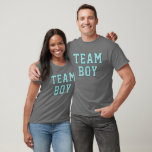 Team Pojke Aqua Blue Gender Reveal Party T-shirt<br><div class="desc">Manarna "Team Boy" i Aqua blue sporty med skjorta på mörk grått</div>