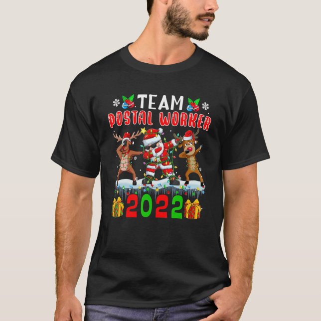 Team Postal Worker 2022 Xmas Lights Dabbing Reinde T Shirt (Framsida)