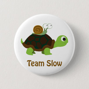 Team Slow Cute Tecknad Turtle och Snigel Knapp
