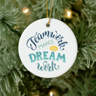 Teamwork gör att Dream-arbetet utförs Julgransprydnad Keramik