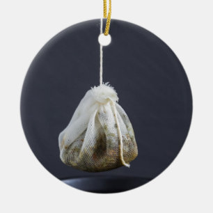 Tebland är upphängd i en kopp julgransprydnad keramik