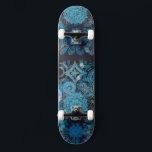 Techie Skateboard<br><div class="desc">Ride i stil med vår AI-inspirerade skateboard, som bara finns på Zazzle! Den här plattan är försedd med en slående utformning med slitstarka kretsar och fetstilt geometriskt mönster i klara blå och svarta nyanser. Det är inte bara en skateboard, det är en biet av rullande konst, Perfekt för skater som...</div>