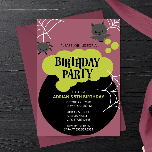 Teckad Häxans Kittel Halloween Födelsedagsfest Inbjudningar (Purple Witch's Cauldron Halloween Birthday Party Invitation| Cartoon Bat and Spider)