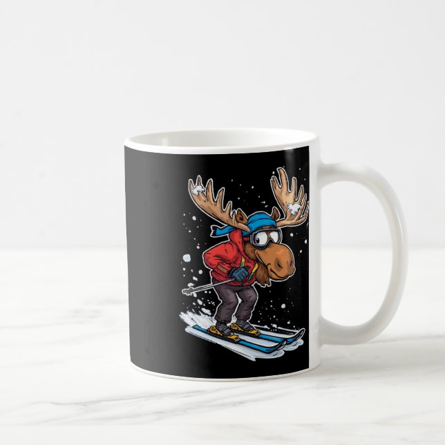 Tecknad Älg som åker Skidor i Vinterdräkt Illustra Kaffemugg (Höger)