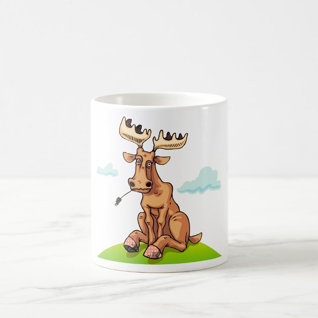 Tecknad älg som äter gräs kaffemugg (Skapare uppladdad)