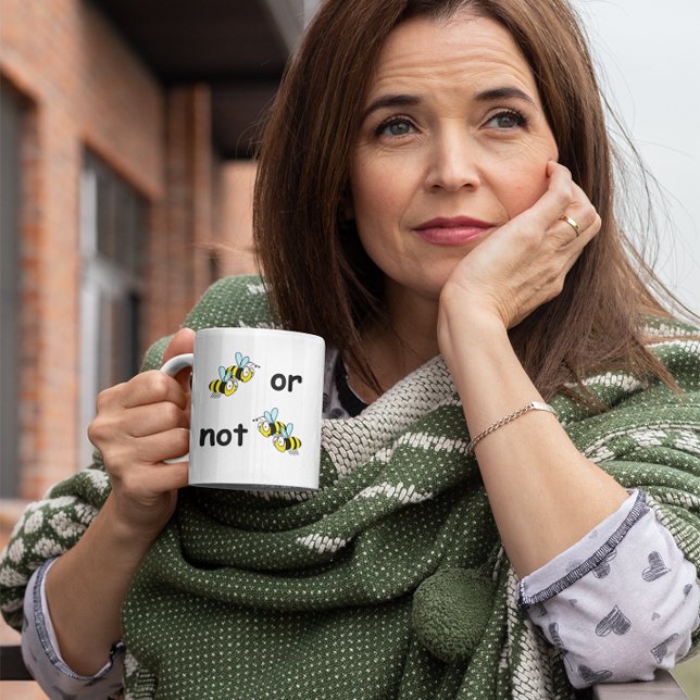 Tecknad av två bin eller inte två bin kaffemugg (Two Bees or Not Two Bees Coffee Mug)