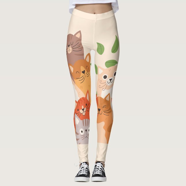 Tecknad Cats Flinflip flops Leggings (A woman is wearing leggings with a pattern of cartoon cats and green leaves.)