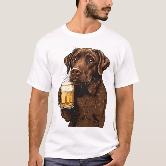 Tecknad Chocolate Labrador Holding Beer Mugg T Shirt (Framsida)