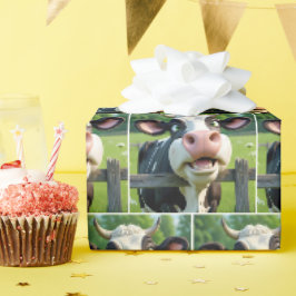 Tecknad Cow Peering över ett stängsel Presentpapper
