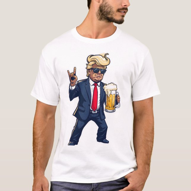 Tecknad Donald Trump i dynamisk dos med öl Mugg T Shirt (Framsida)